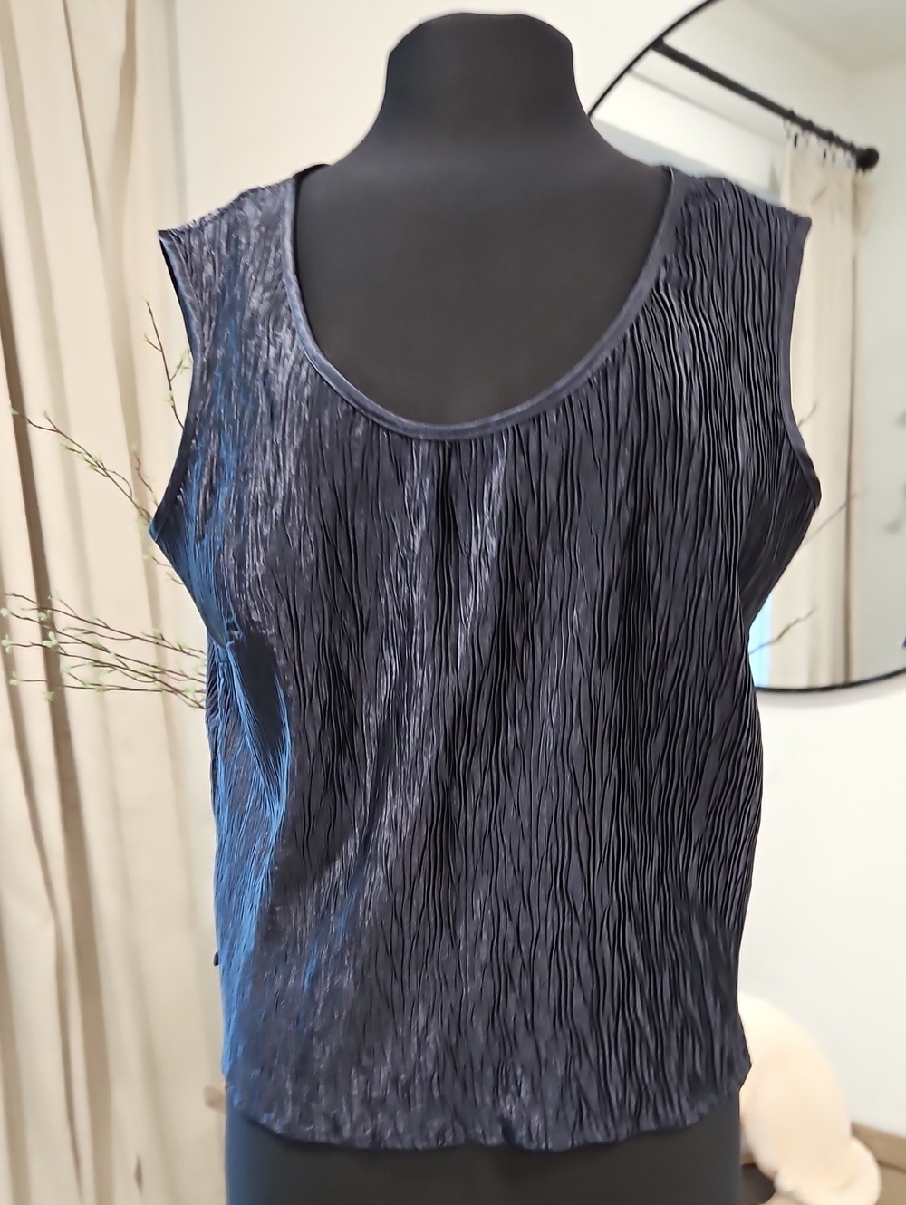 LE BOS Women's Navy Crinkle Sleeveless Top. Size 16